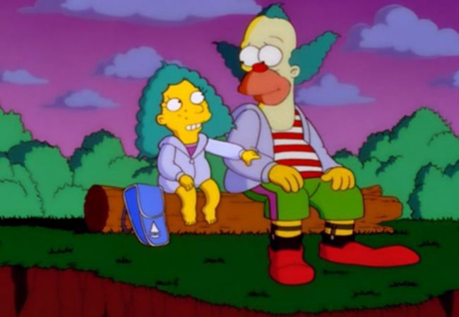 Krusty sitzt mit seiner Tochter Sophie auf einem Baumstamm.